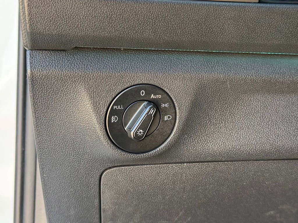 Used 2019 Volkswagen Jetta SEL Premium FWD image 34