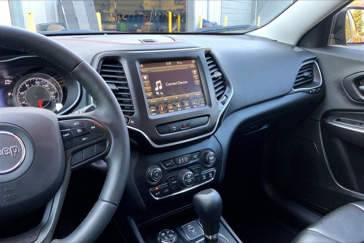 Used 2019 Jeep Cherokee Trailhawk w/ Comfort/Convenience Group AWD/4WD image 6
