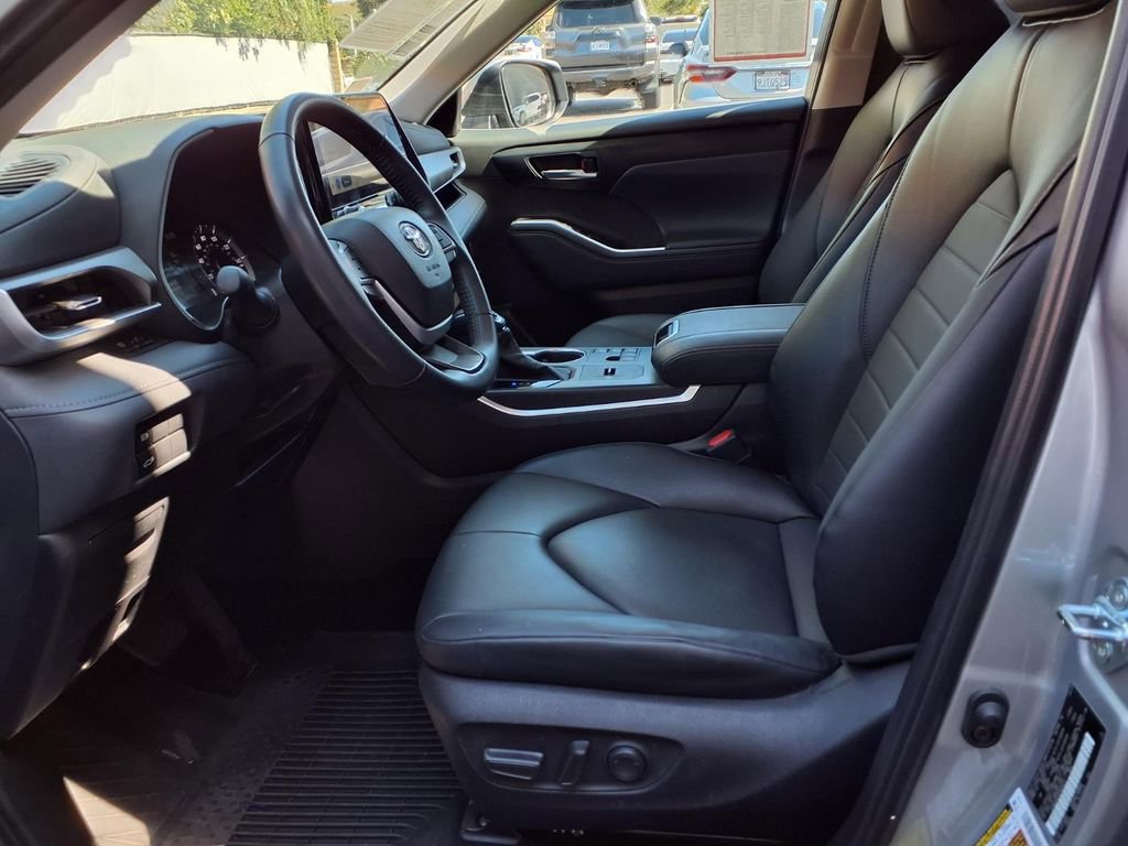 Certified 2025 Toyota Highlander XLE AWD/4WD image 17