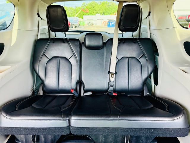 Used 2023 Chrysler Pacifica Touring-L image 32