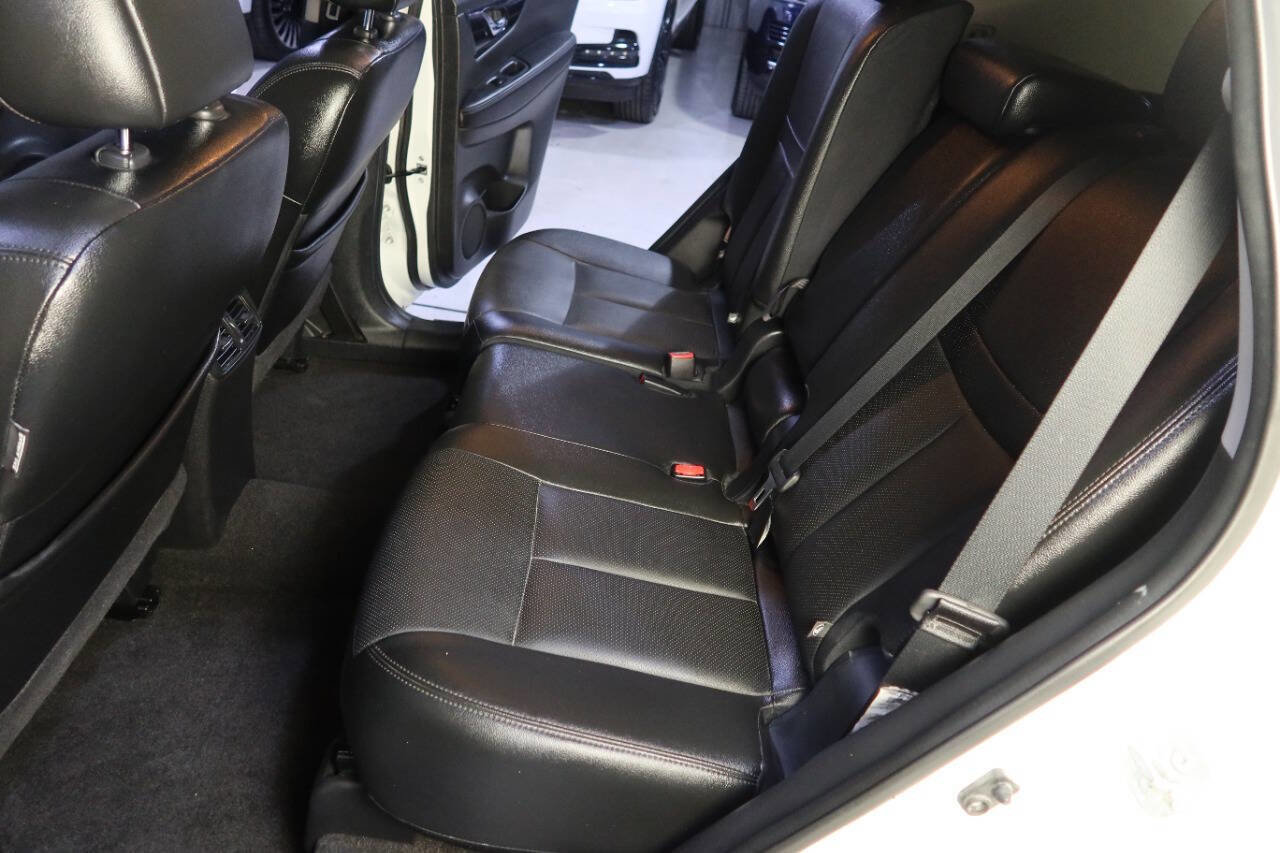 Used 2017 Nissan Rogue SL w/ SL Premium Package image 16