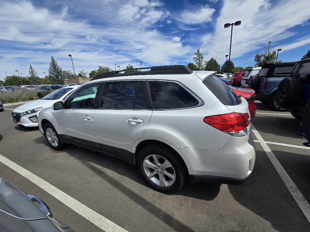 Used 2013 Subaru Outback 2.5i Premium AWD/4WD image 2
