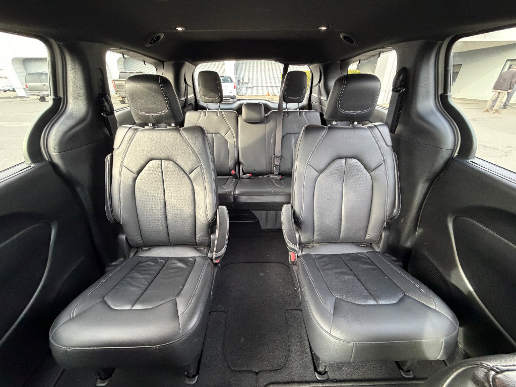 Used 2020 Chrysler Pacifica Touring-L w/ Advanced Safetytec Group image 4