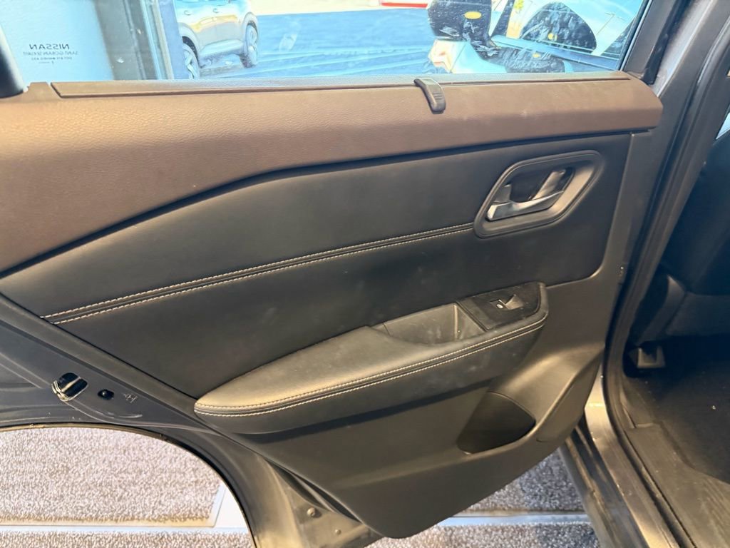 Used 2023 Nissan Rogue SL w/ SL Premium Package image 11