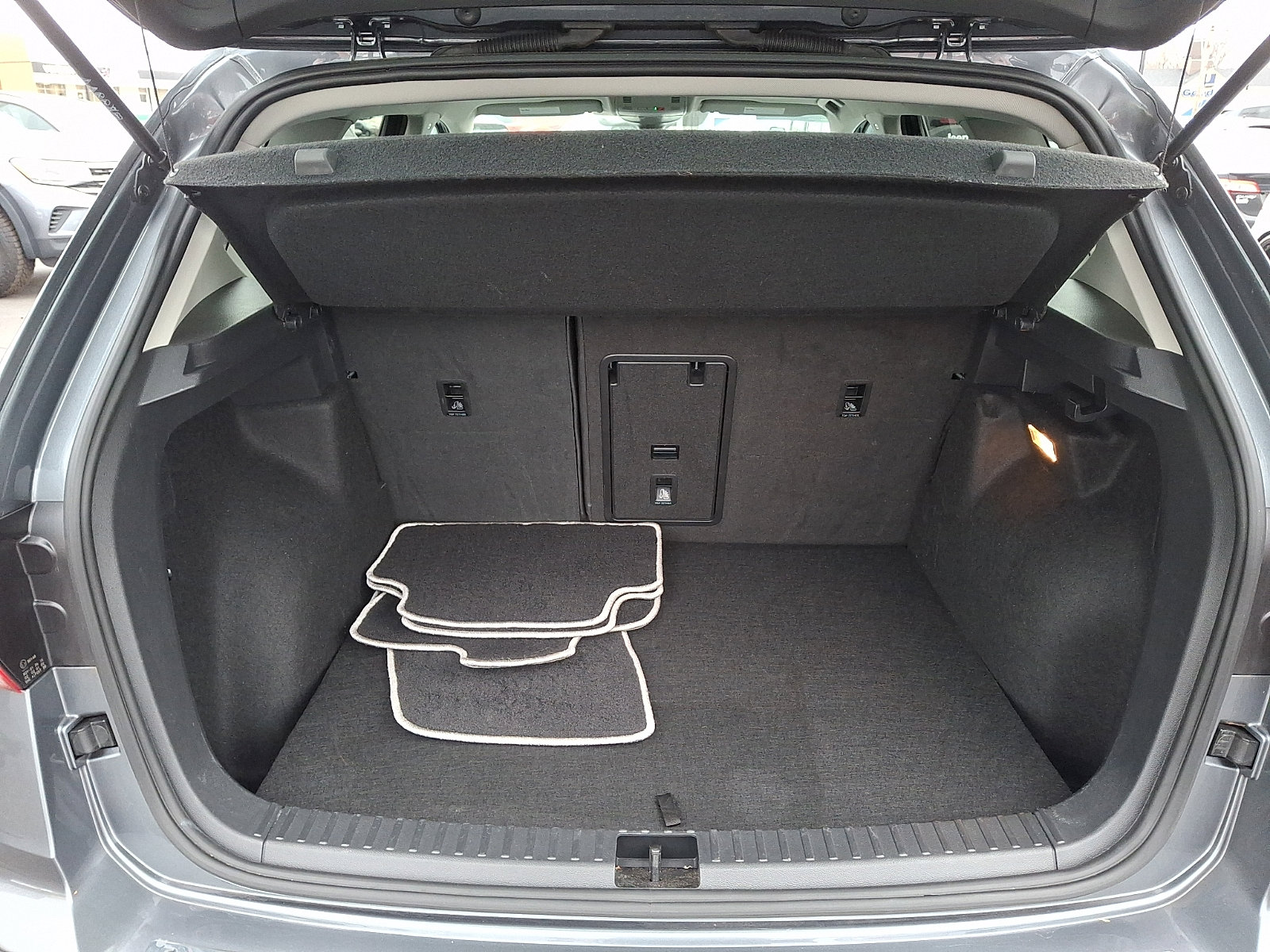 Used 2022 Volkswagen Taos SEL image 30