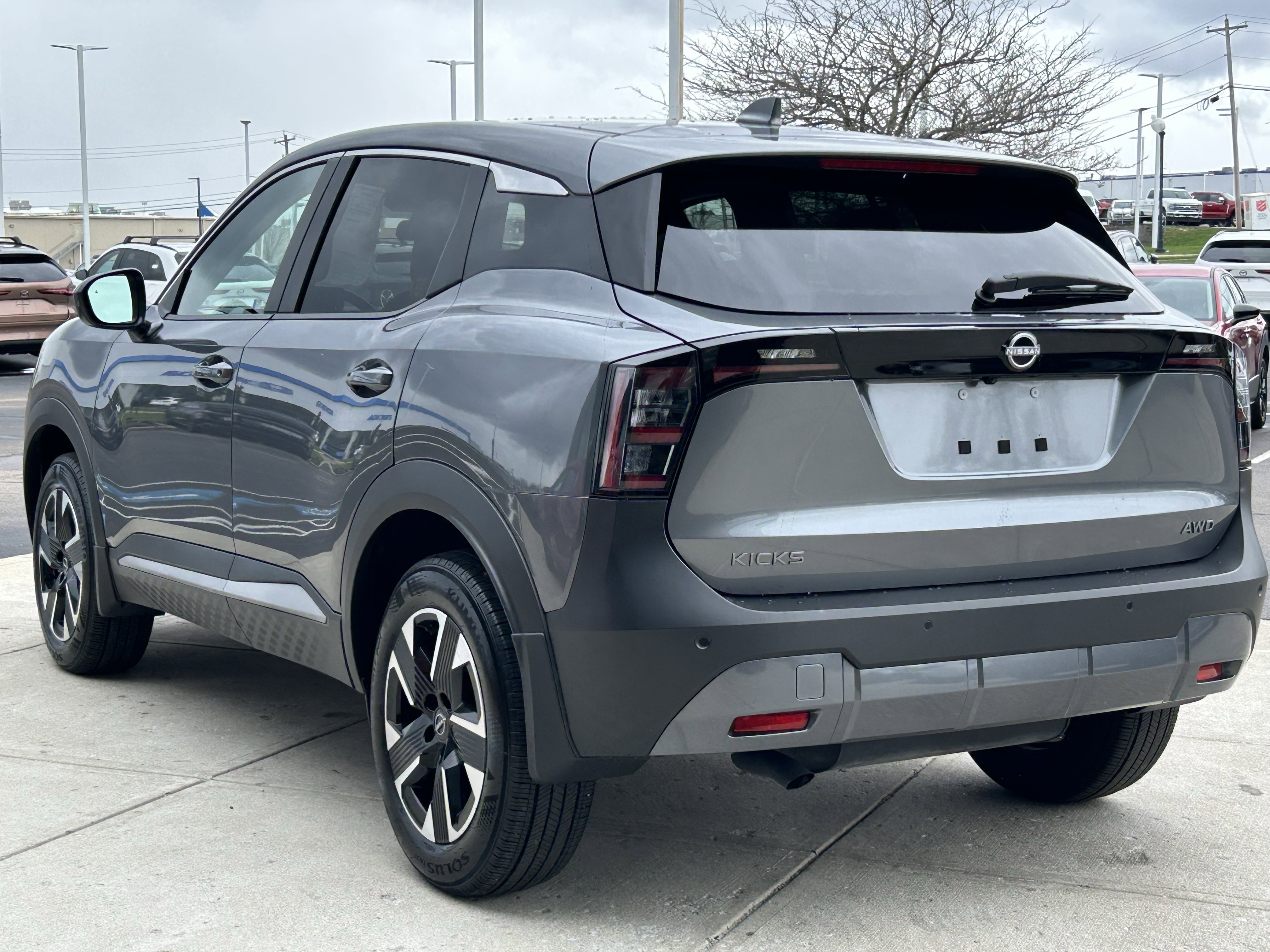 Used 2025 Nissan Kicks SV w/ Charging Package image 5