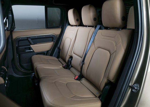 New 2026 Land Rover Defender 110 X-Dynamic SE image 5