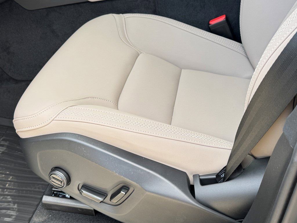 New 2026 Volvo XC90 B6 Plus w/ Protection Package Premier image 19