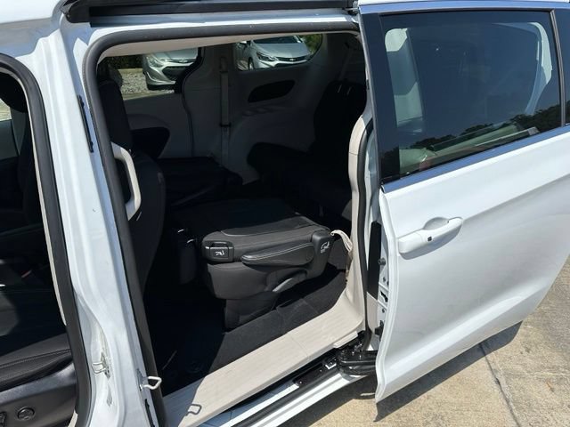 Used 2023 Chrysler Voyager LX FWD image 11
