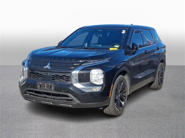 Used 2024 Mitsubishi Outlander SE image 1