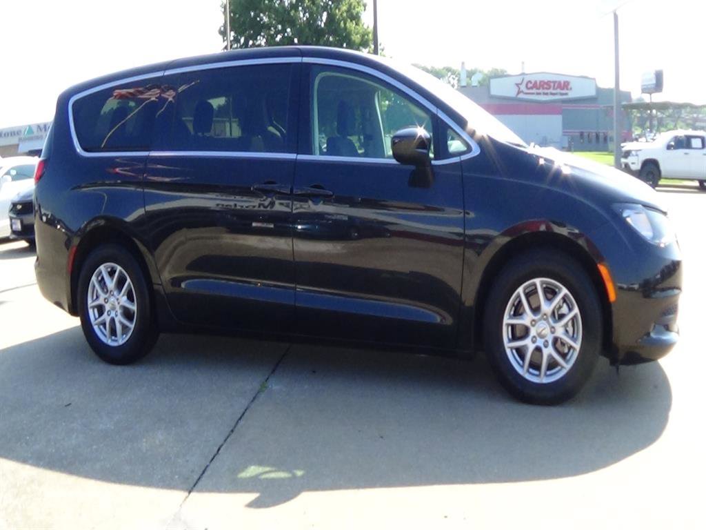 Used 2022 Chrysler Voyager LX image 5
