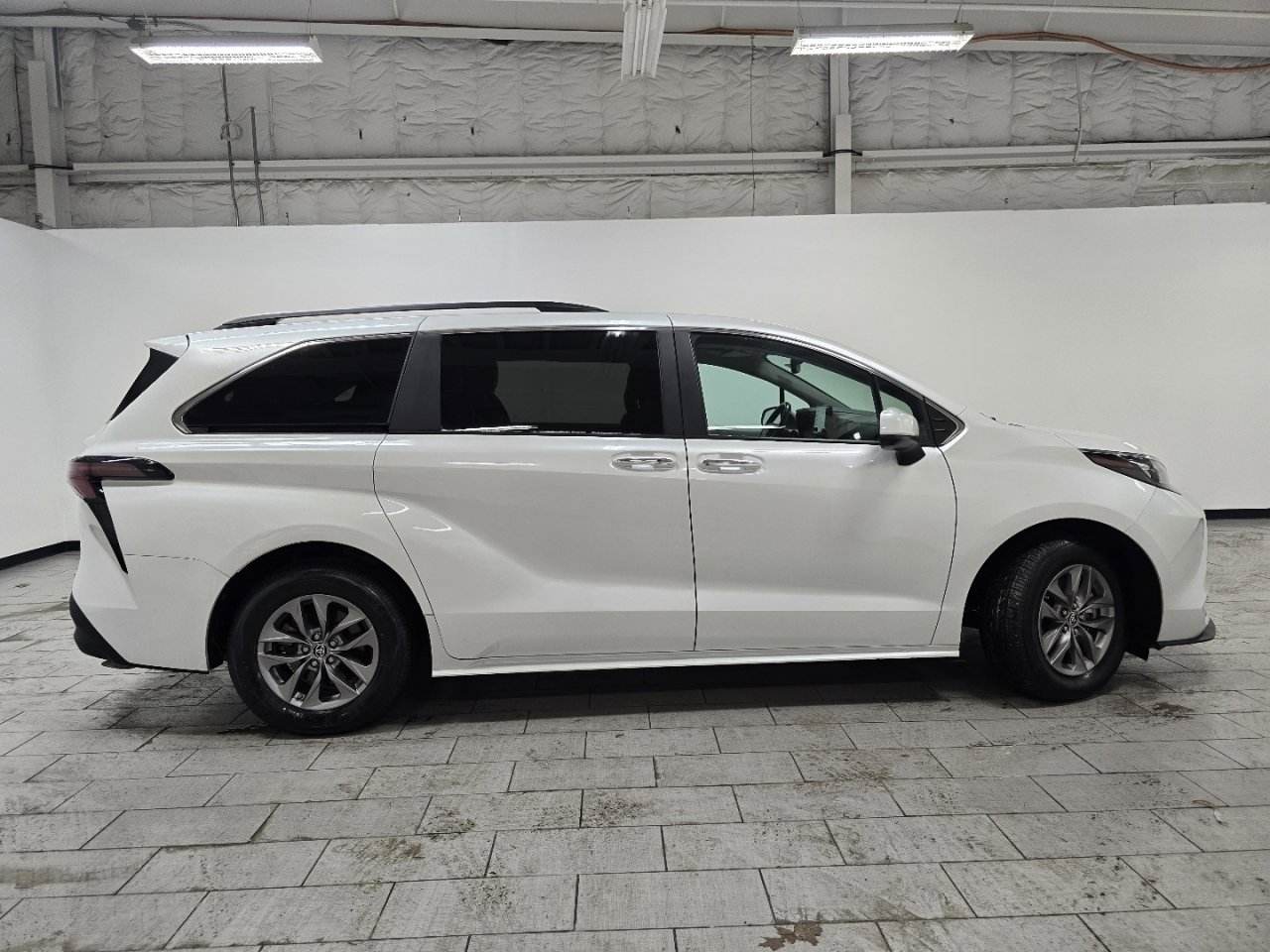 Certified 2024 Toyota Sienna XLE image 17