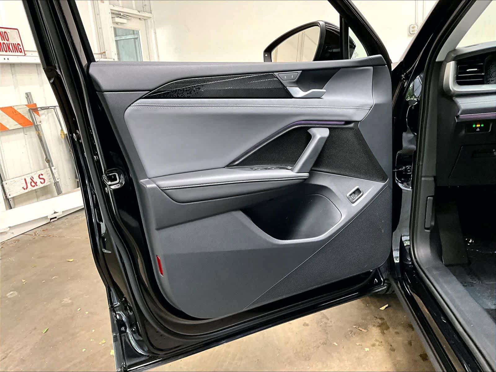 Used 2025 Volkswagen Tiguan SE w/ Panoramic Sunroof Package image 25