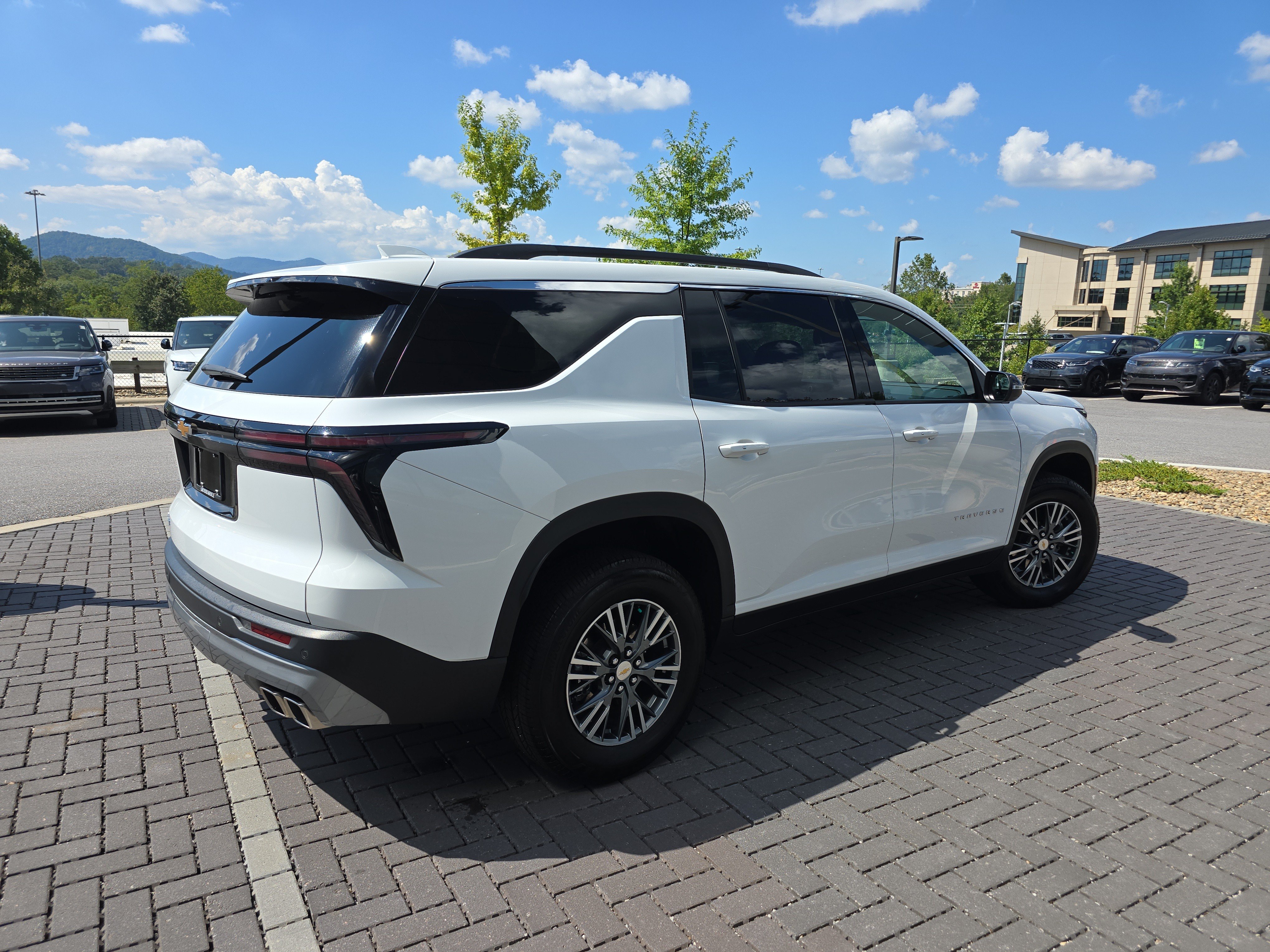 Used 2025 Chevrolet Traverse LT FWD image 5