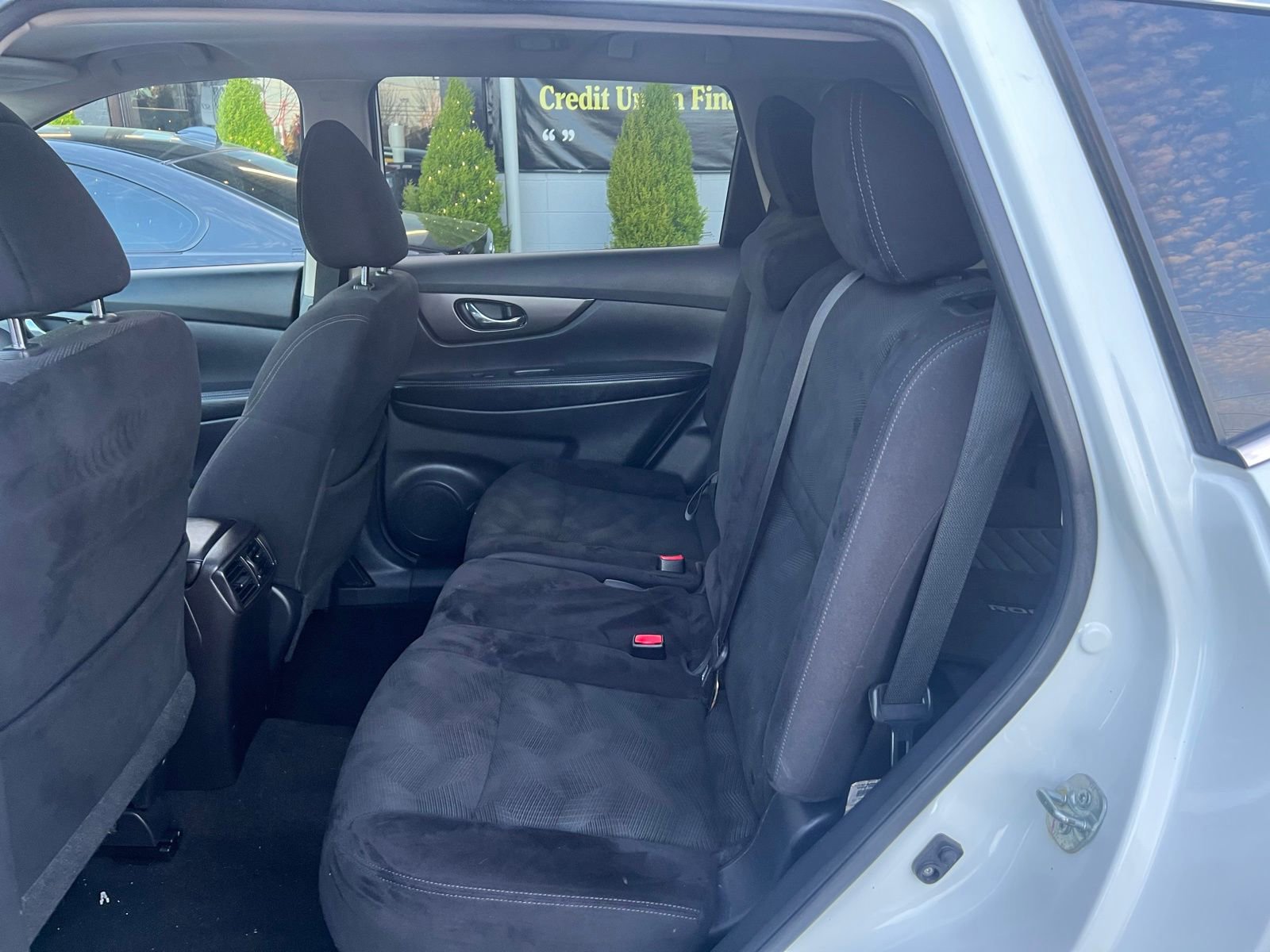 Used 2015 Nissan Rogue SV w/ SV Moonroof Package image 26