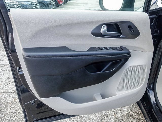 Used 2023 Chrysler Pacifica Touring-L FWD image 22