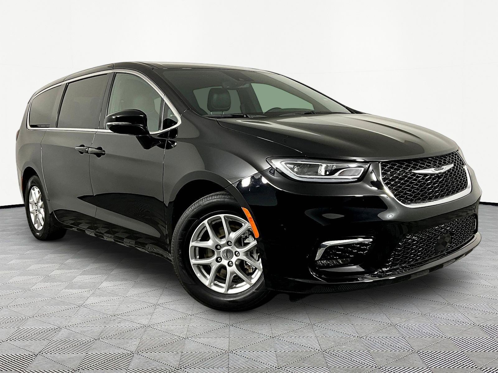 Used 2025 Chrysler Pacifica Select FWD image 3