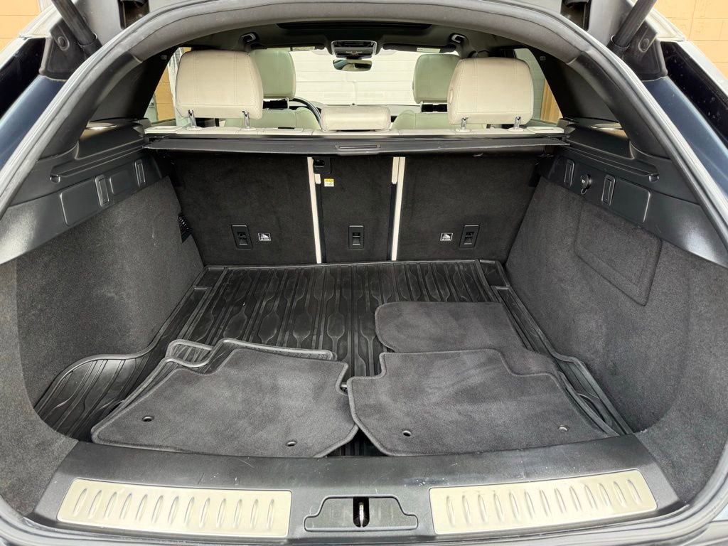 Used 2019 Land Rover Range Rover Velar R-Dynamic SE image 18