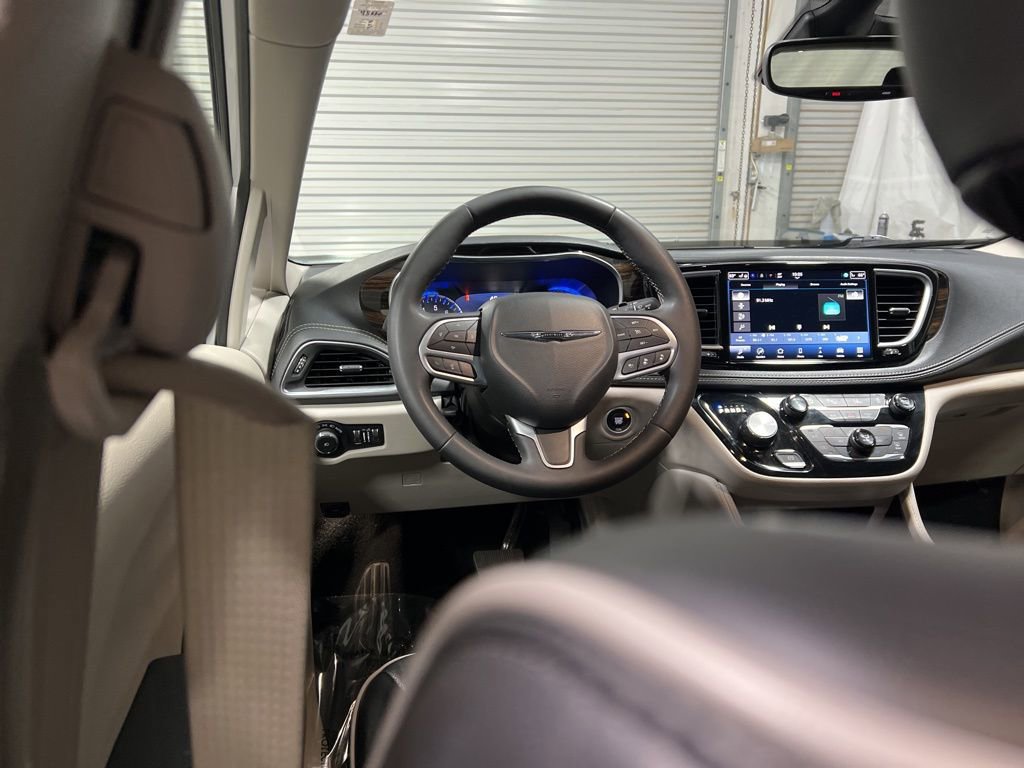 Used 2024 Chrysler Pacifica Limited image 19
