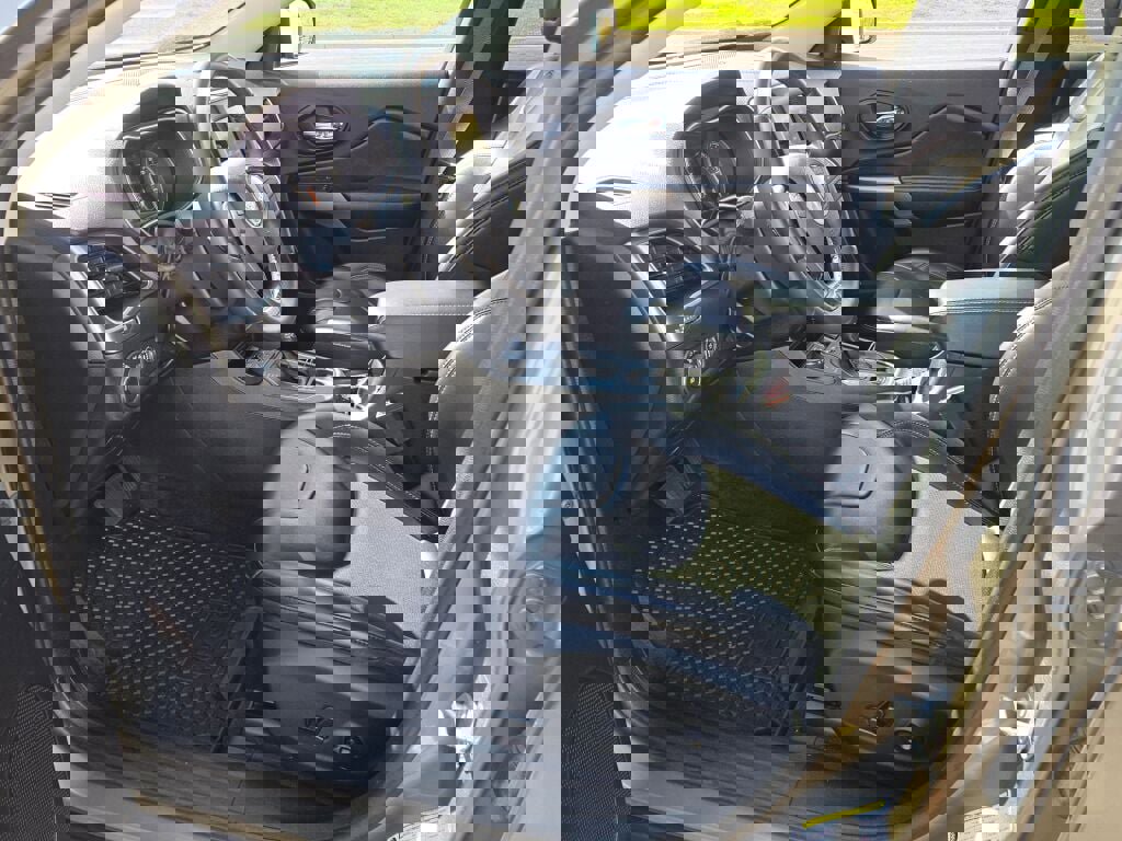 Used 2019 Jeep Cherokee Latitude Plus w/ Comfort/Convenience Group image 20