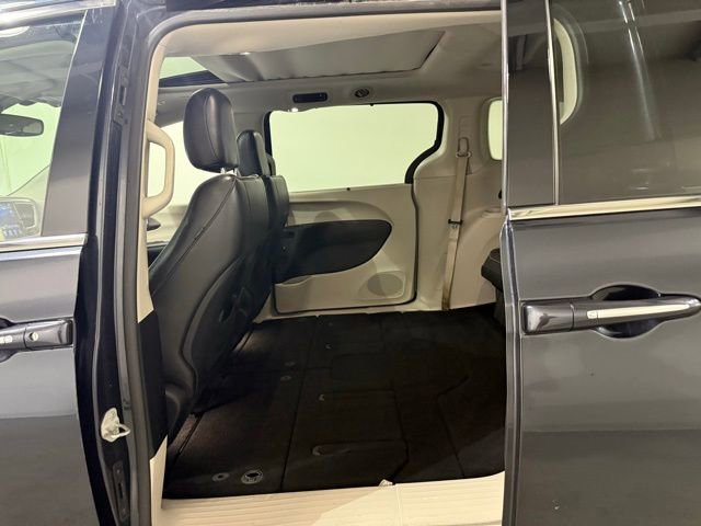 Used 2019 Chrysler Pacifica Limited w/ Tire & Wheel Group image 23