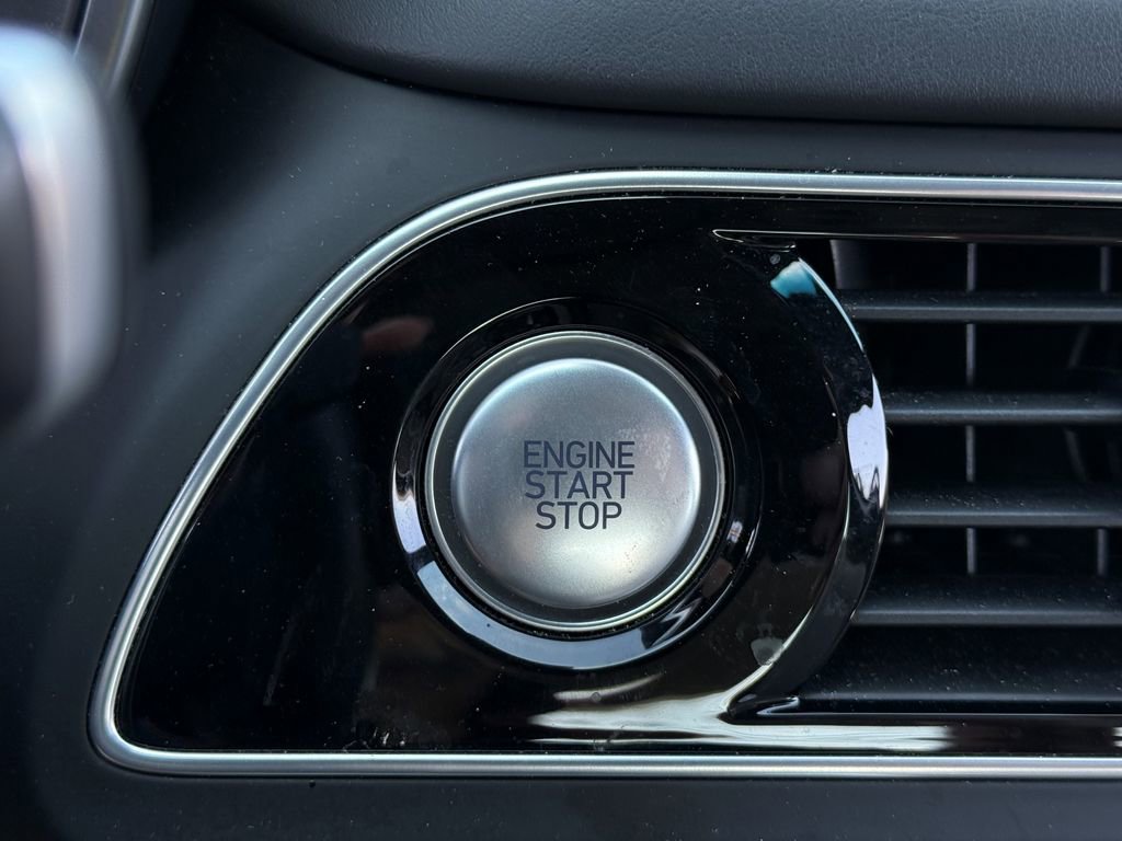 Used 2023 Genesis G70 2.0T image 28