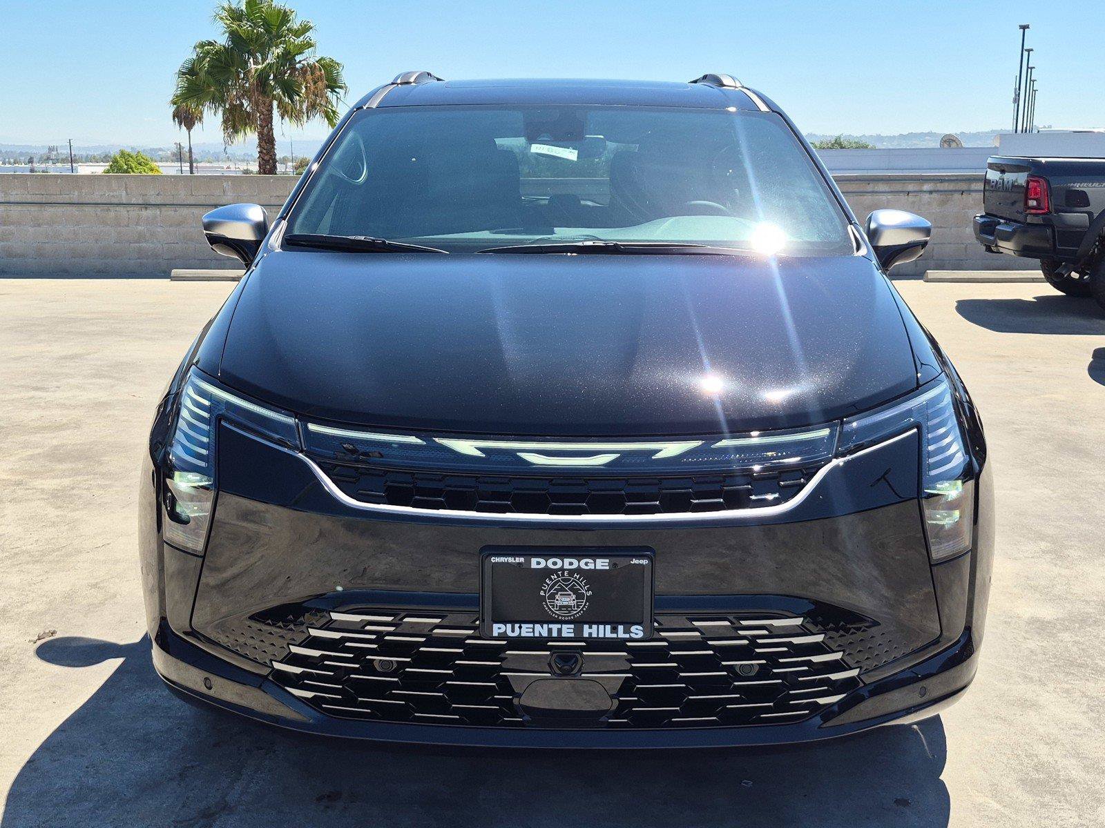 New 2027 Chrysler Pacifica Pinnacle FWD image 2