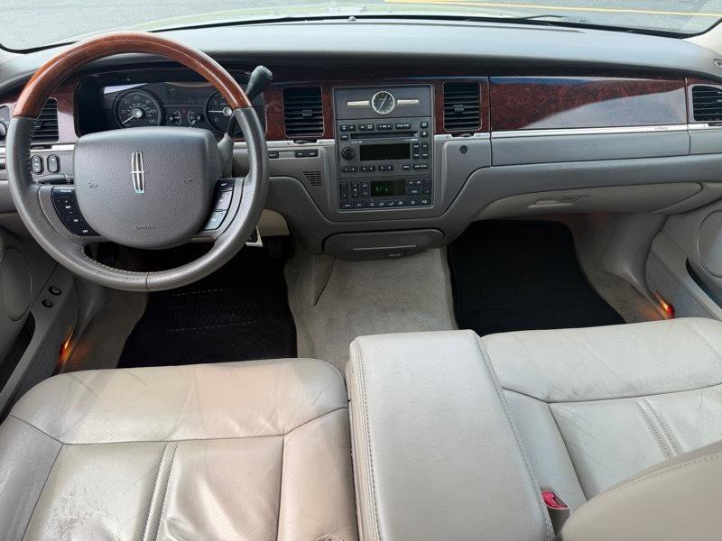 Used 2010 Lincoln Town Car Signature Limited image 14