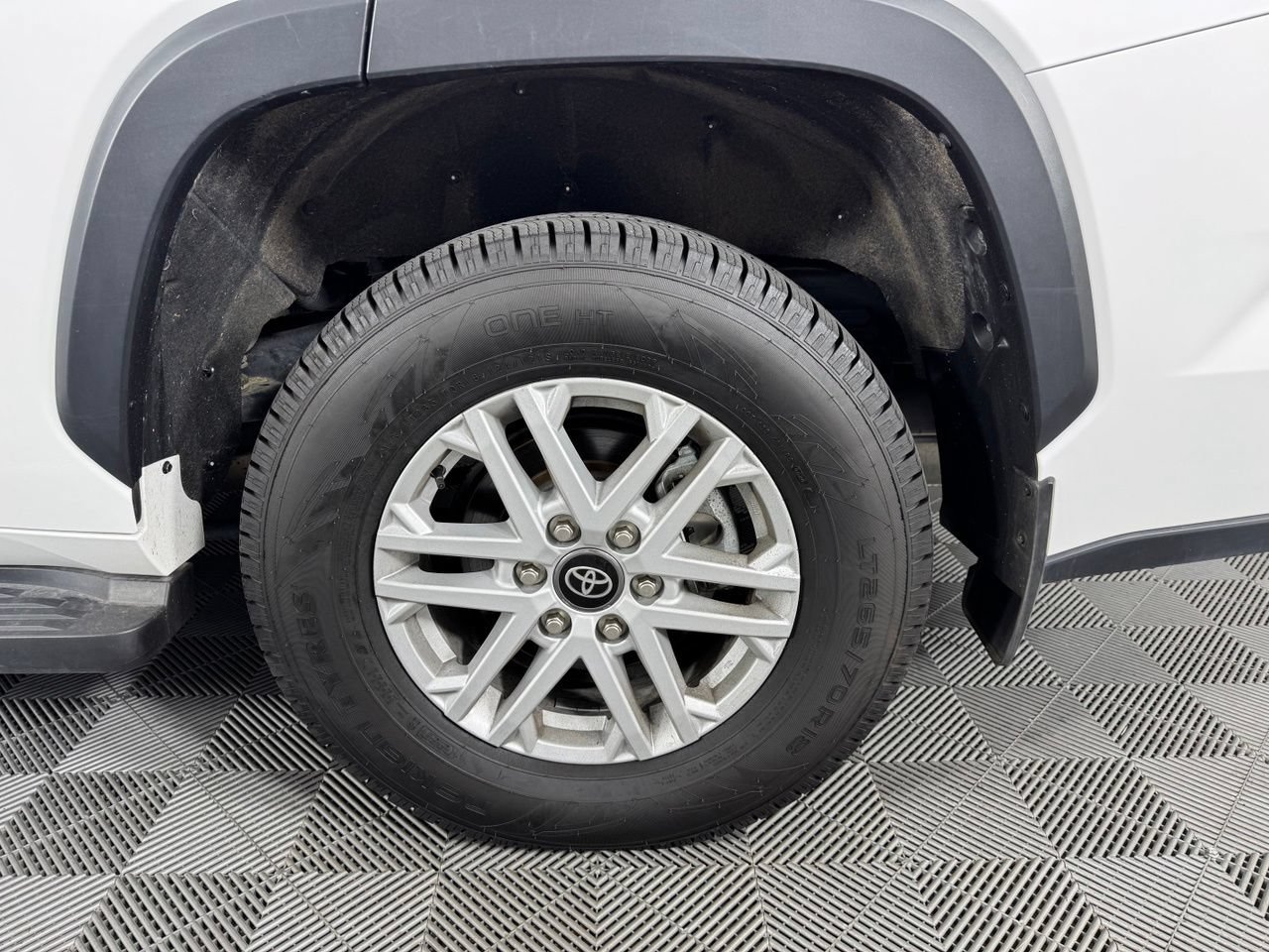 Used 2025 Toyota Sequoia SR5 AWD/4WD image 40