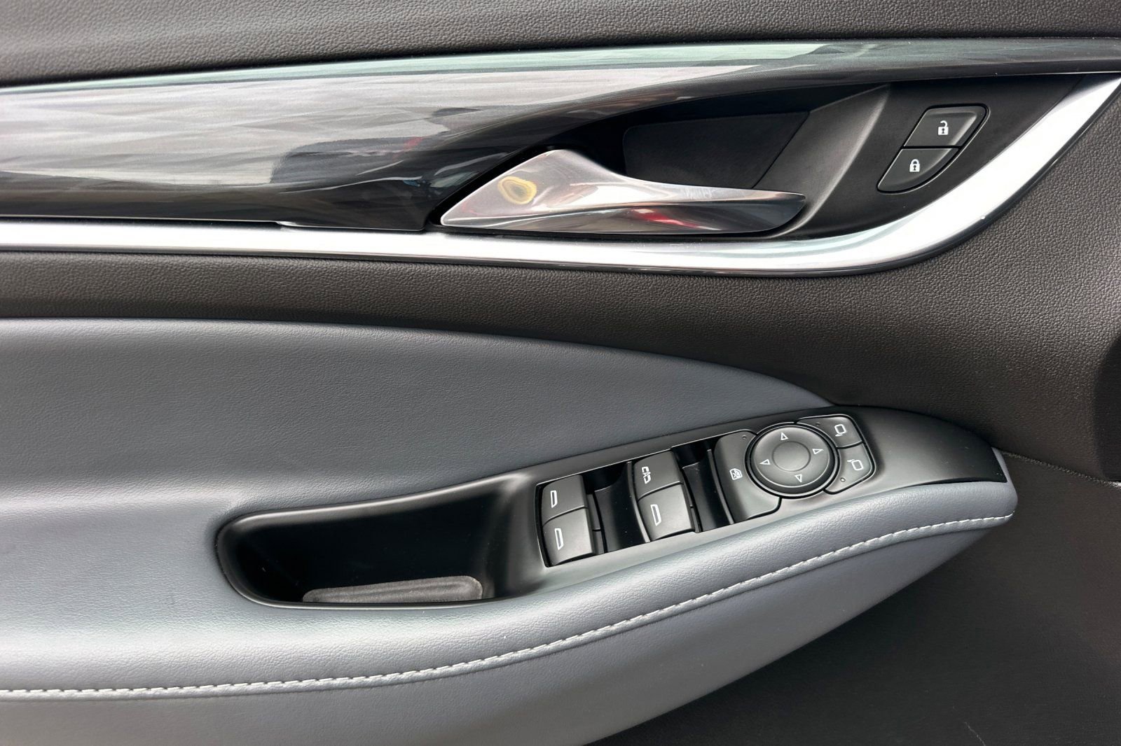 Certified 2023 Buick Enclave Essence w/ Sport Touring Edition image 11