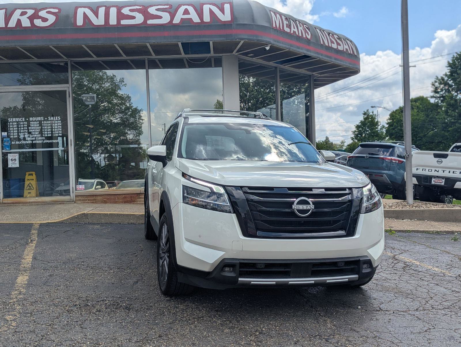 Used 2023 Nissan Pathfinder SL w/ SL Premium Package AWD/4WD image 3