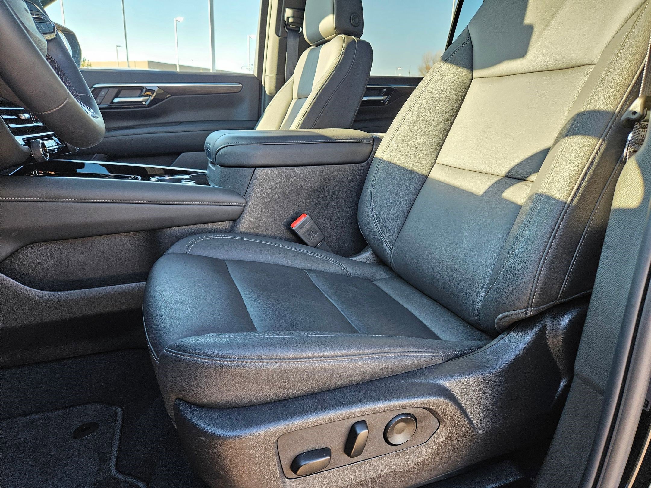 Used 2025 Chevrolet Suburban Z71 w/ Comfort Package image 15