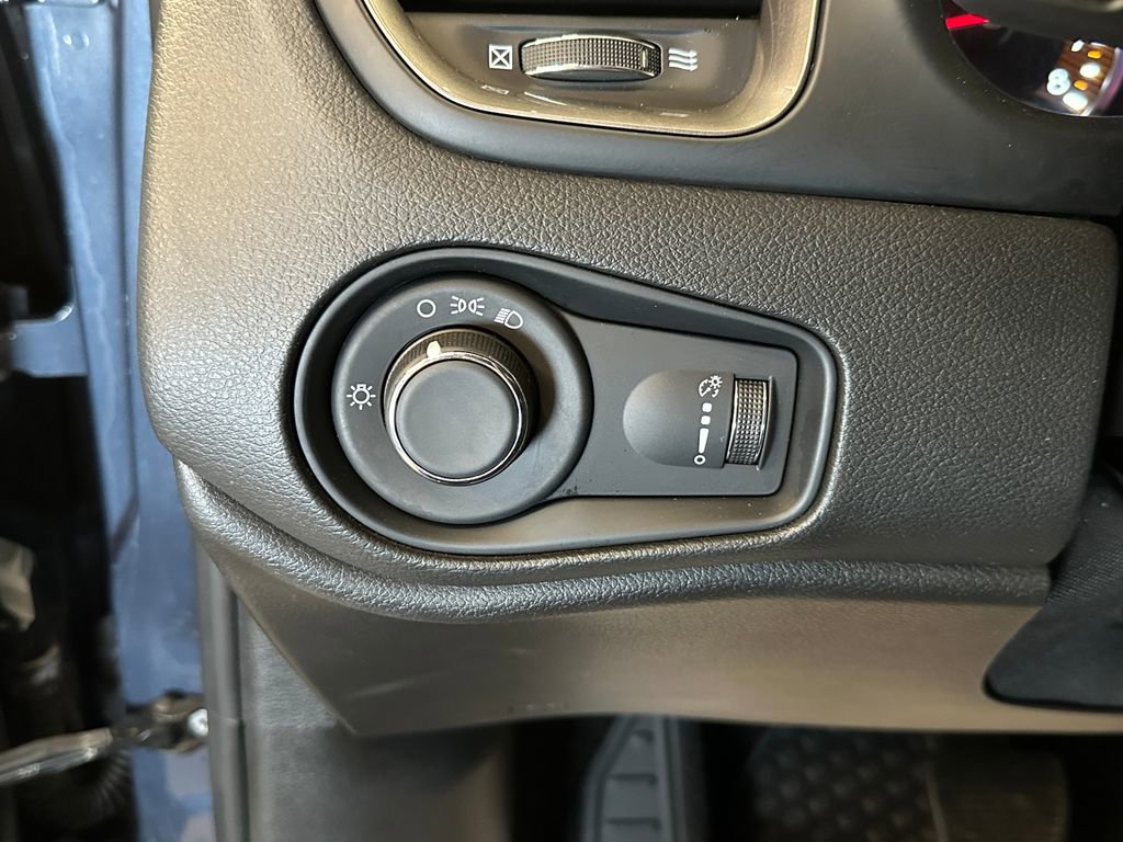 Used 2023 Jeep Renegade Latitude AWD/4WD image 17