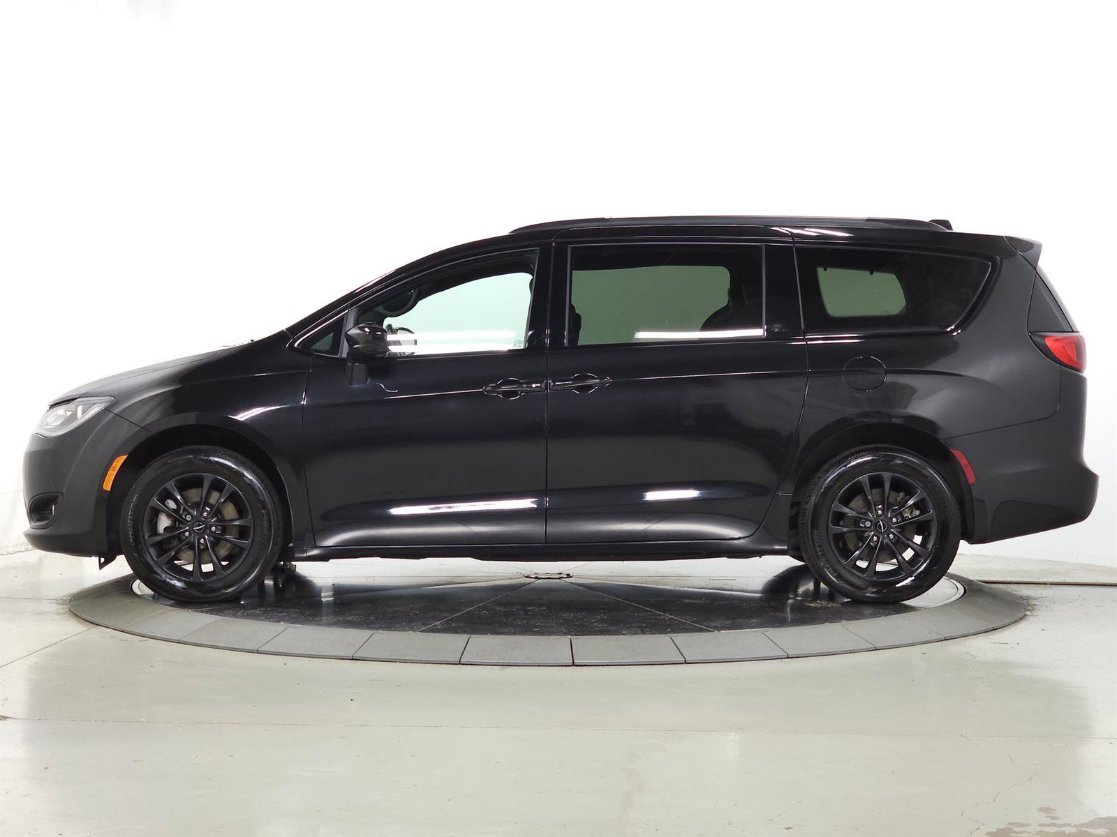 Used 2020 Chrysler Pacifica Touring-L w/ Premium Audio Group AWD/4WD image 4