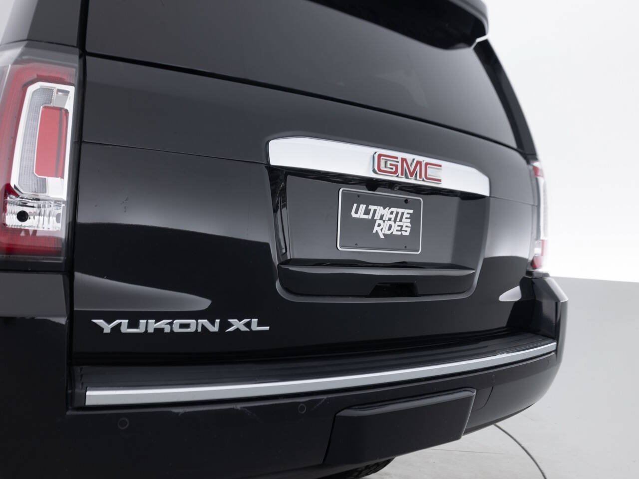 Used 2017 GMC Yukon XL Denali w/ Open Road Package AWD/4WD image 17