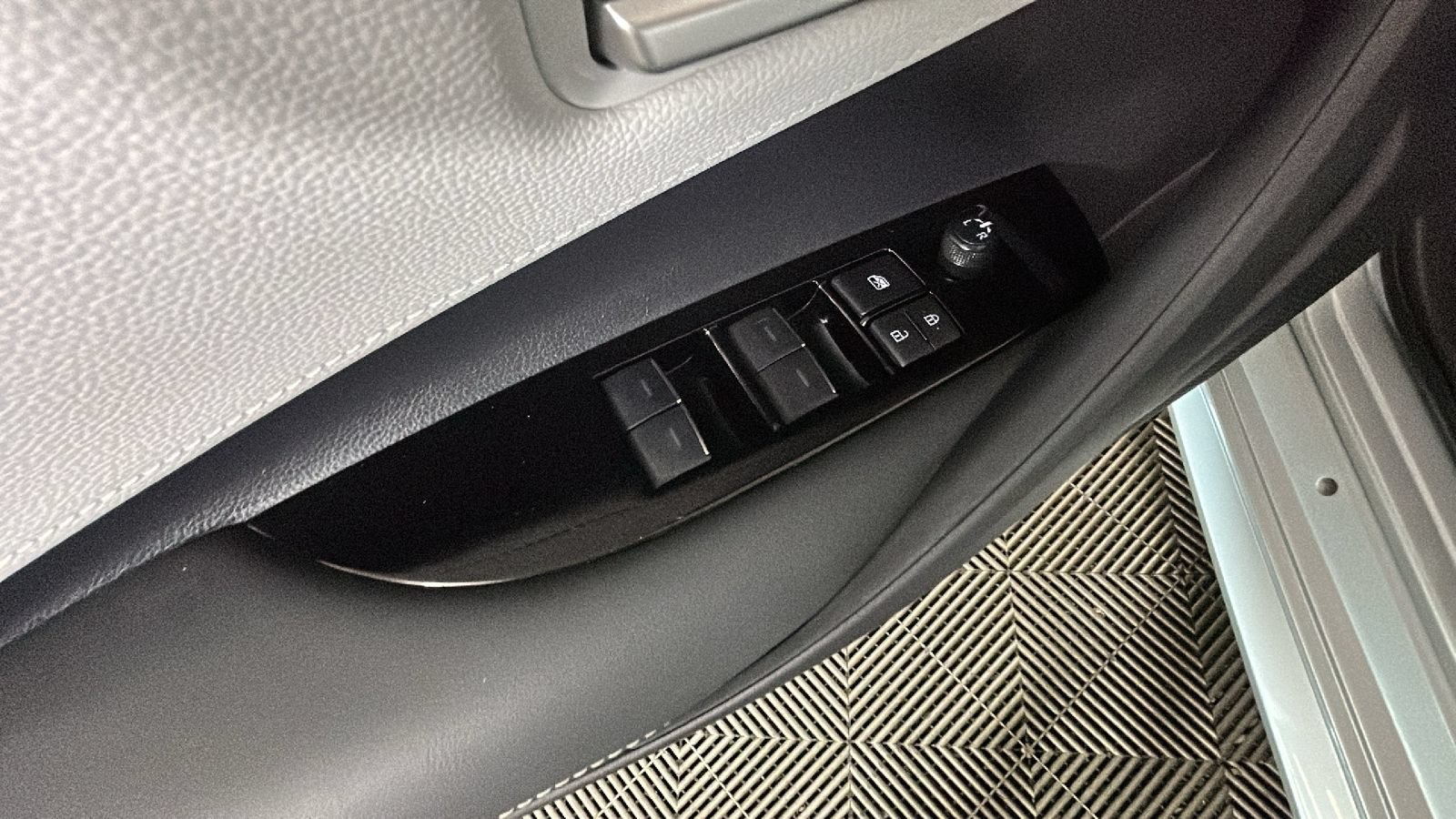 Used 2026 Toyota Corolla SE FWD image 13