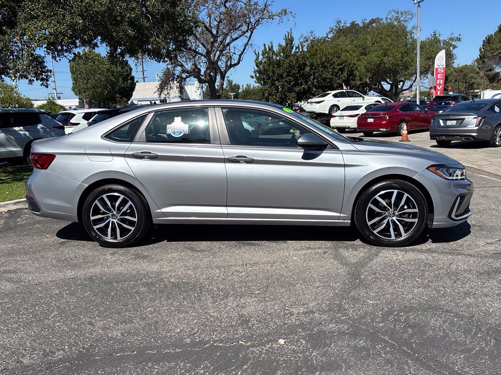 Used 2026 Volkswagen Jetta SE FWD image 2
