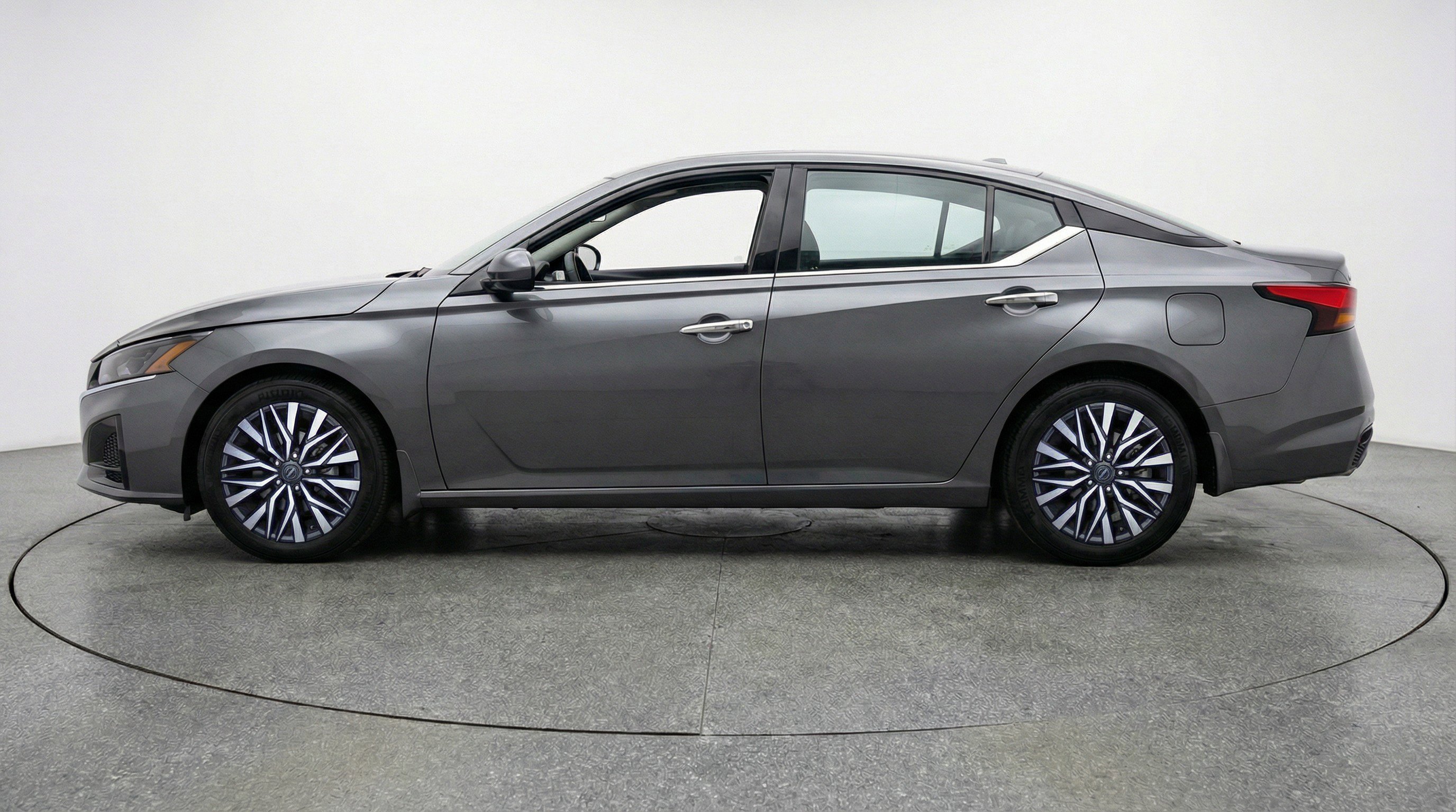 Used 2025 Nissan Altima 2.5 SV image 5