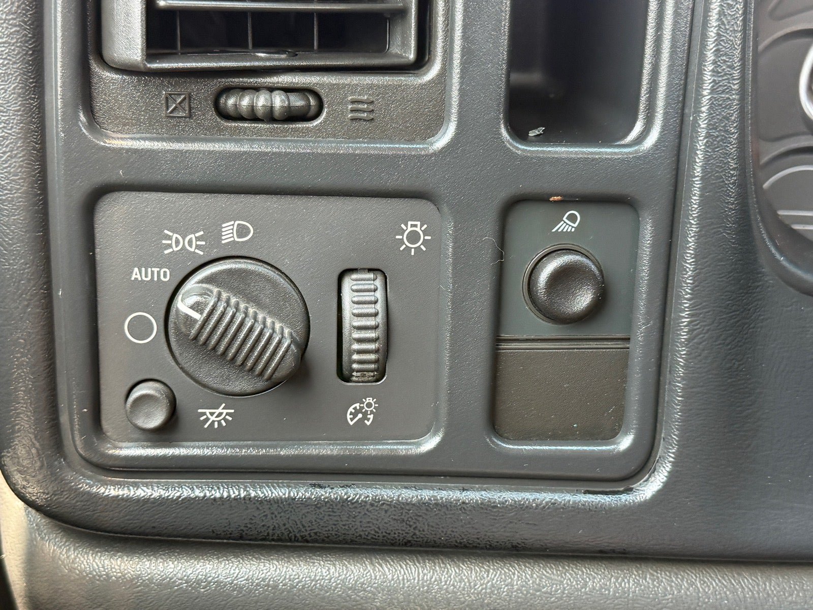 Used 2004 Chevrolet Silverado 1500 W/T RWD image 23