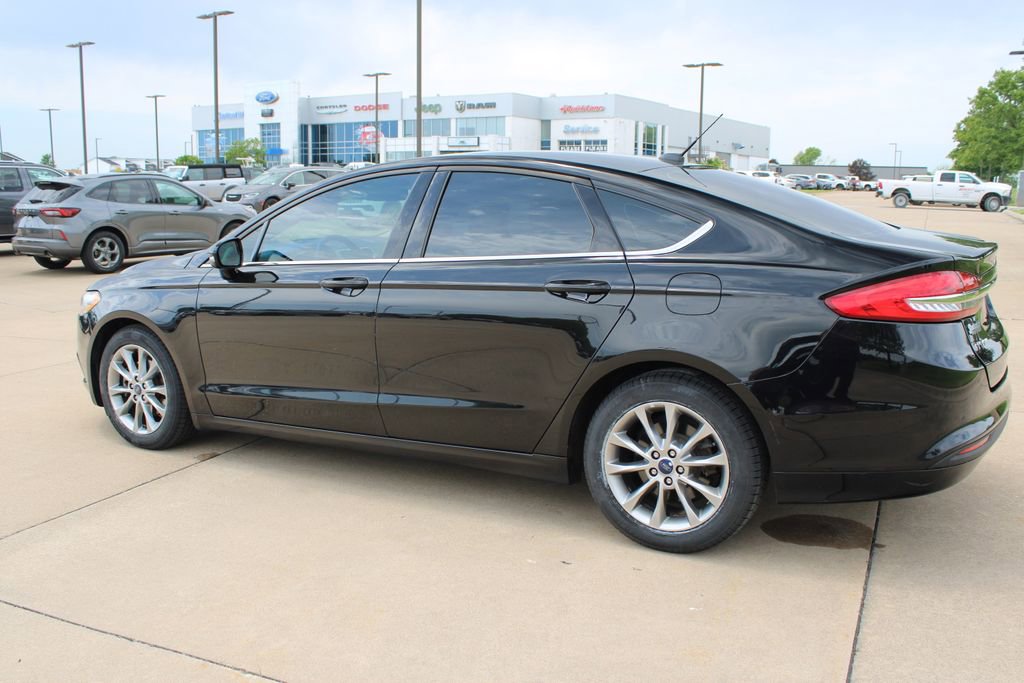 Used 2017 Ford Fusion SE FWD image 14