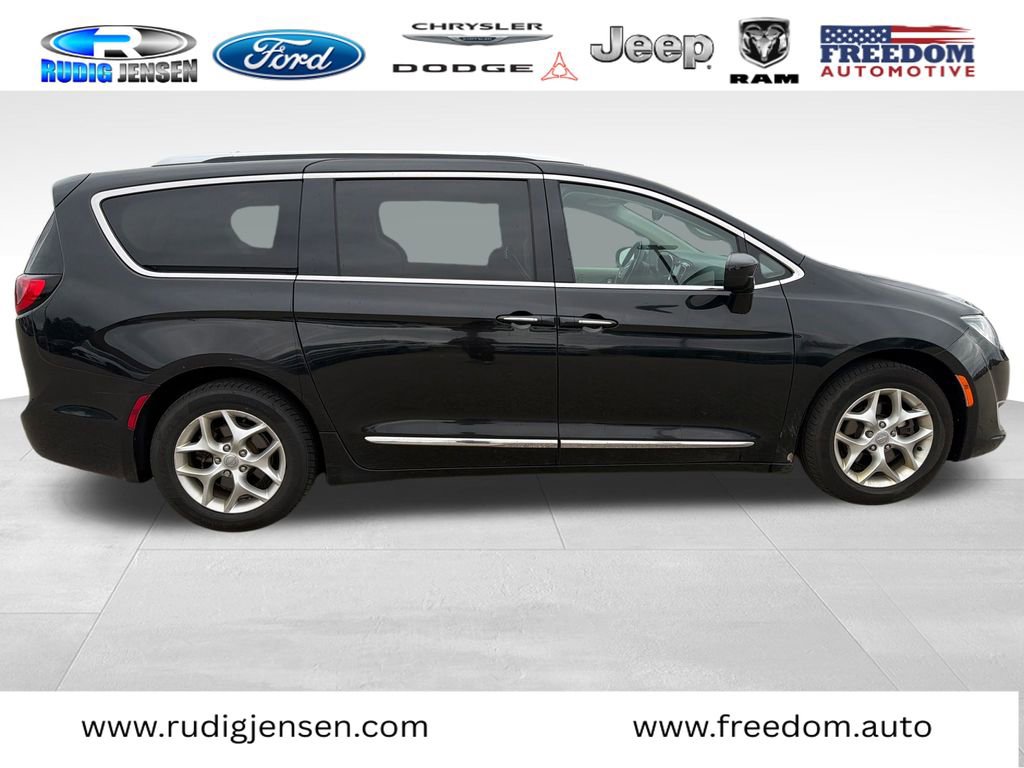 Used 2018 Chrysler Pacifica Touring-L Plus FWD image 6