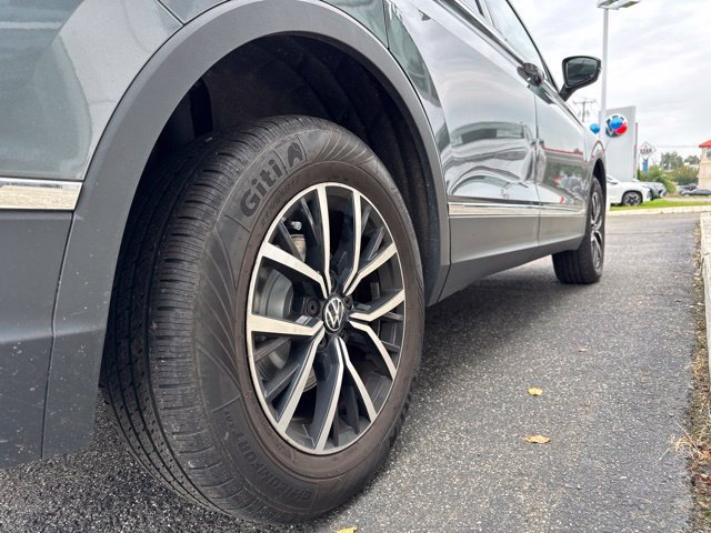 Used 2021 Volkswagen Tiguan SE w/ Panoramic Sunroof Package AWD/4WD image 19
