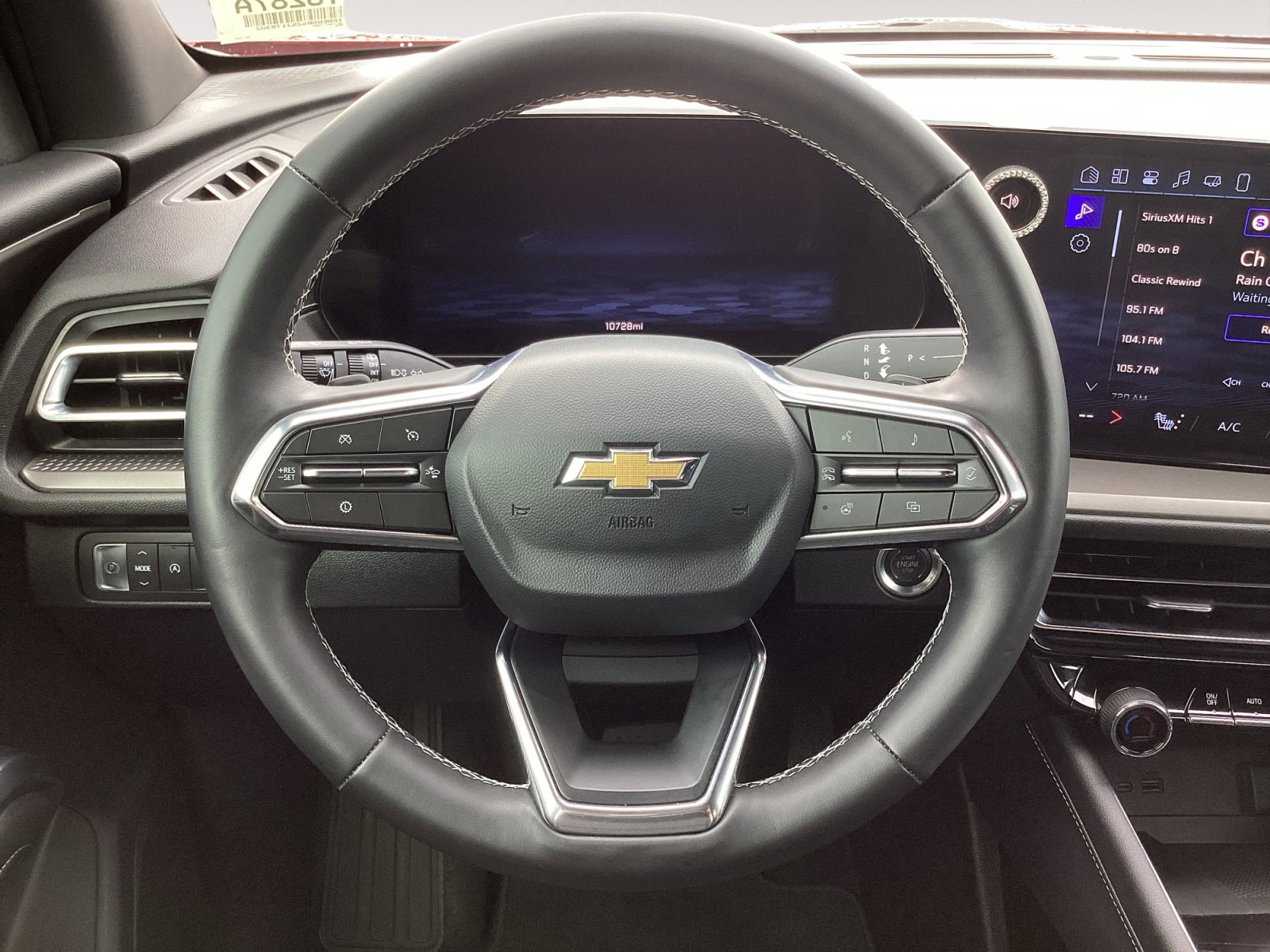 Used 2025 Chevrolet Traverse LT FWD image 18