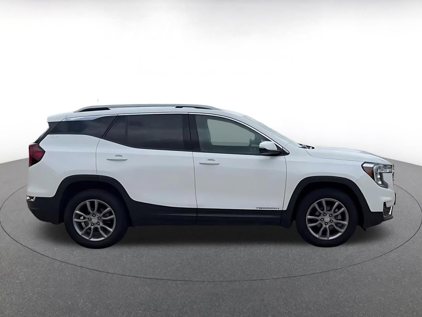Used 2024 GMC Terrain SLT AWD/4WD image 16