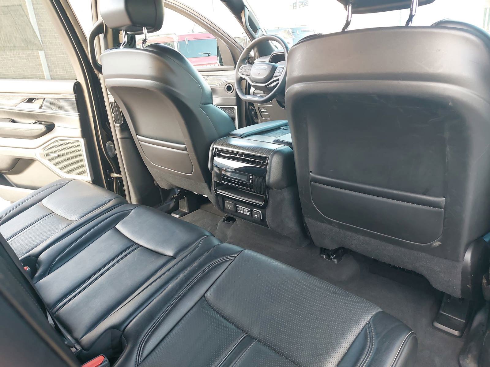 Used 2024 Jeep Wagoneer L Series II image 12