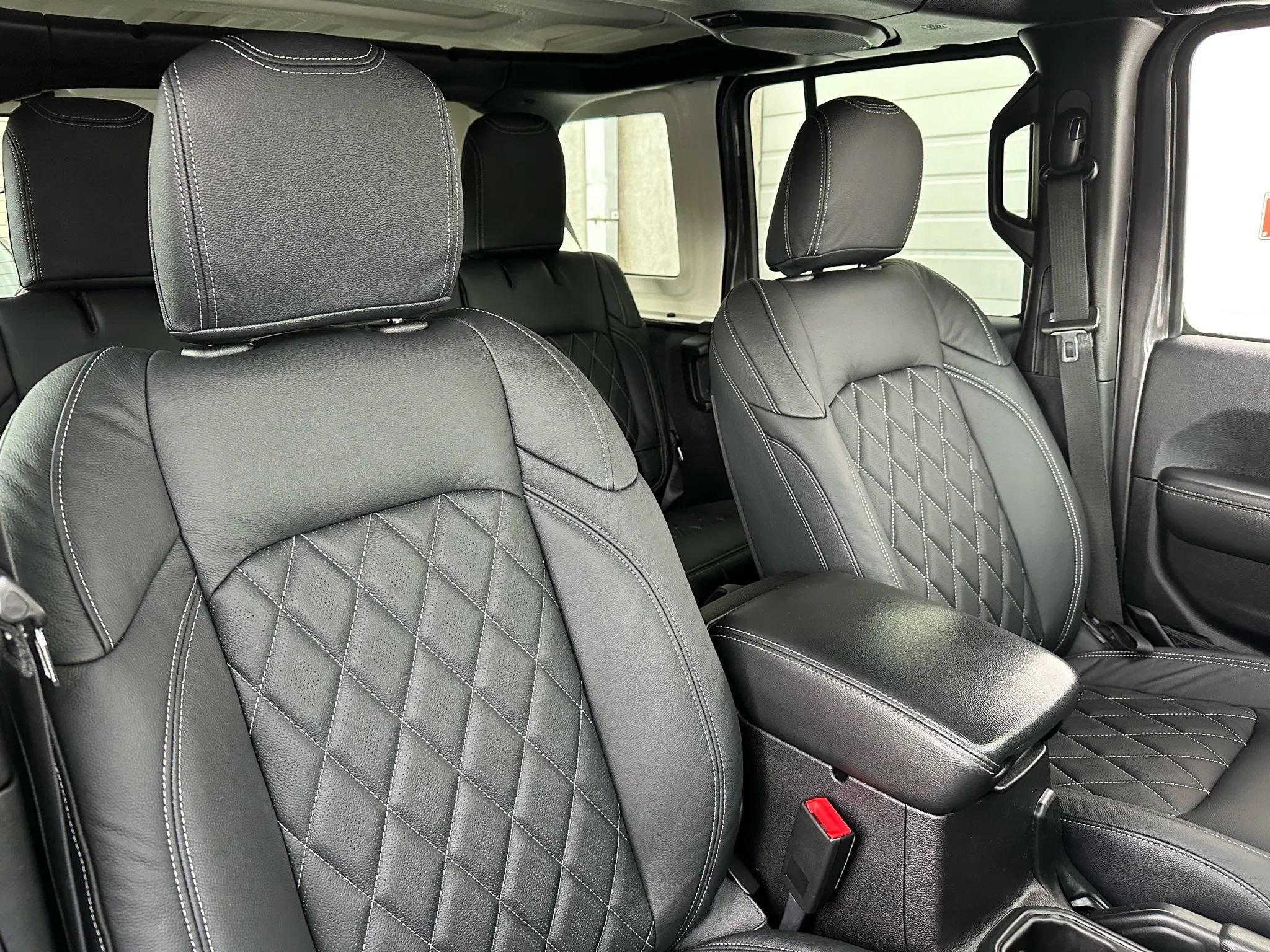 Used 2018 Jeep Wrangler Unlimited Sahara image 9