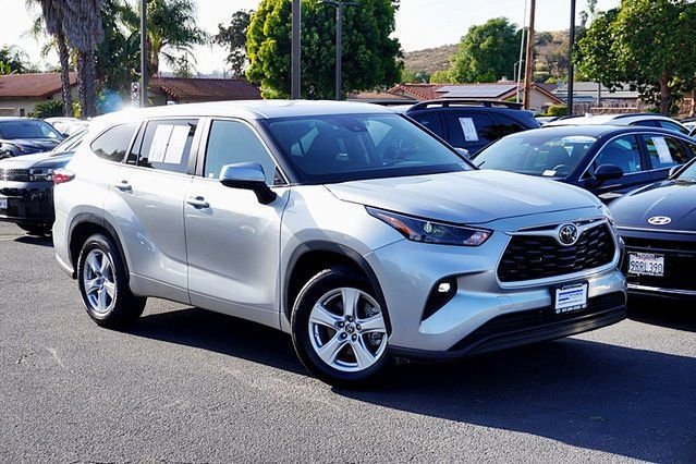 Used 2025 Toyota Highlander LE FWD image 3