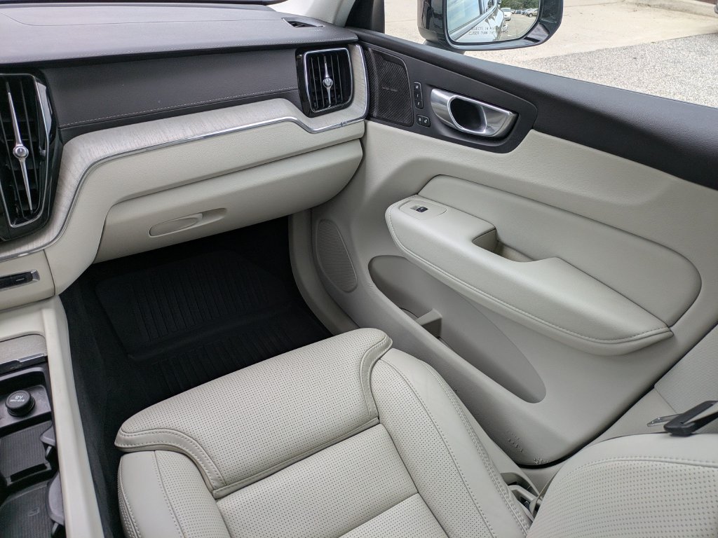 Certified 2023 Volvo XC60 B6 Ultimate w/ Protection Package Premier AWD/4WD image 17
