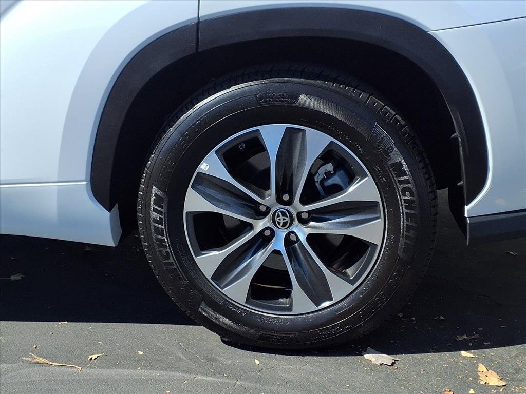 Certified 2025 Toyota Highlander XLE image 4