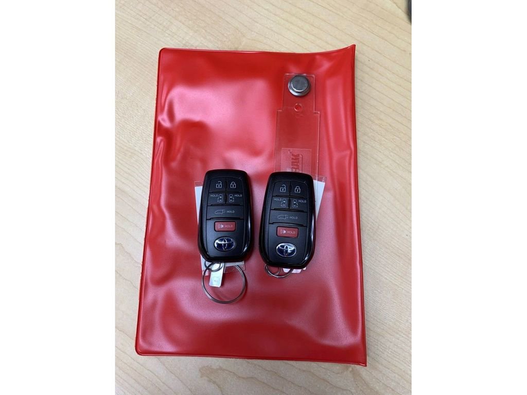 Used 2025 Toyota Sienna XLE Woodland Edition image 32